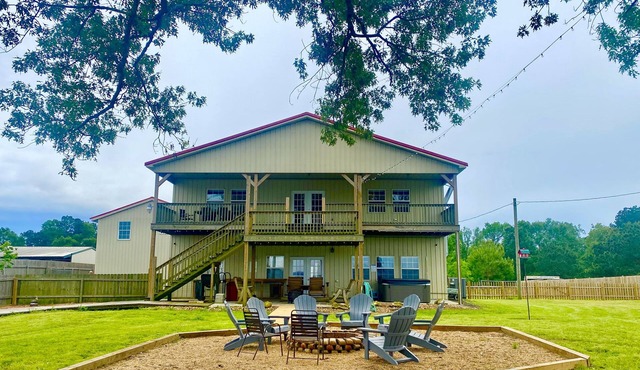 Texas Size, Pet Friendly Barndominium with Hot Tub Overlooking Toledo Bend Lake.