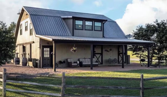 The Barnhouse for 2 @ TimberRose Ranch FBG hot tub