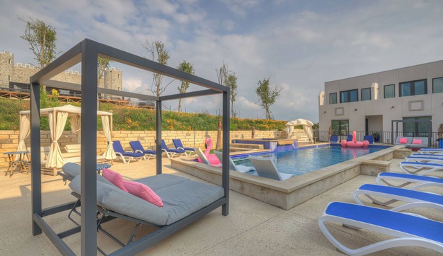 The Bentley Hotel - Palm Room - Hill Country View