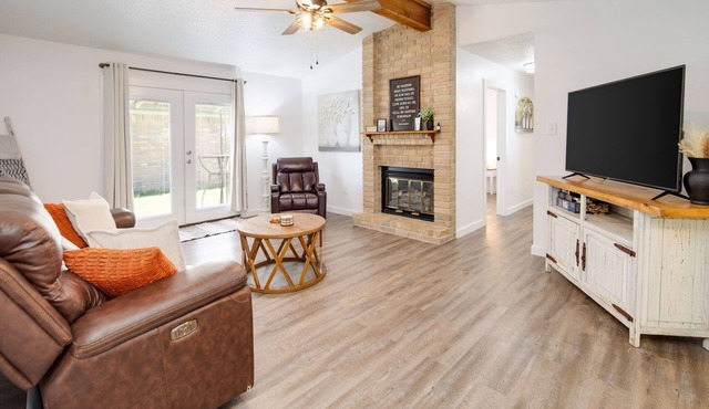 The Carr Corner-3 bedroom house in Bryan. Mid term & Long term rentals welcome