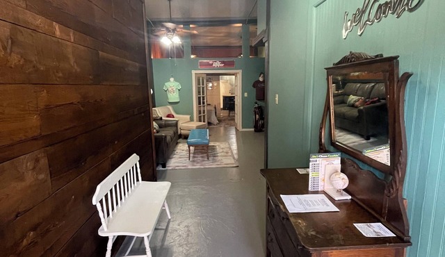 The Cranny at Main Street Suites: 1 bedroom with smart TV in downtown Van Buren