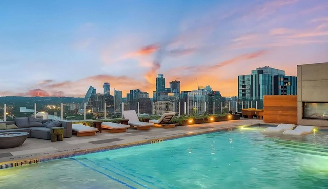 The Emma Penthouse 29th Floor + Incredible Views Rooftop Pool & Gym 1 Block to Rainey Street Avantstay