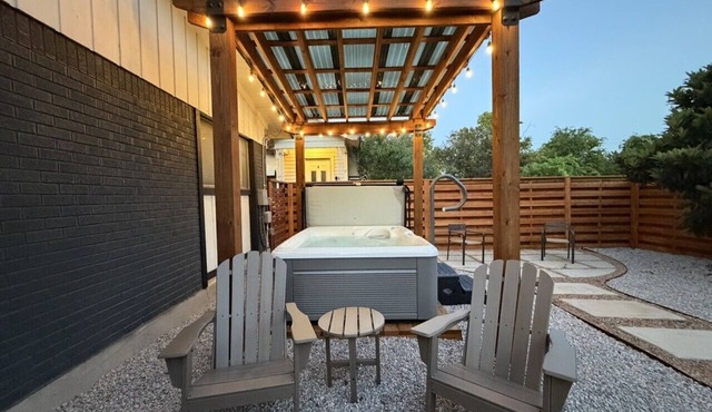 The Juniper - Renovated, Cozy North Loop Home w/Hot Tub