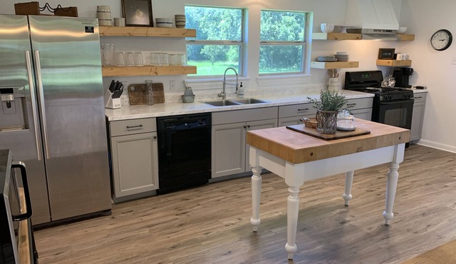The Little White Farmhouse (2 Private Acres)
