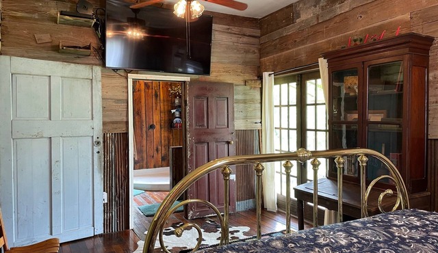 The Rustic Hideaway - Pool & 2 Hot Tubs!