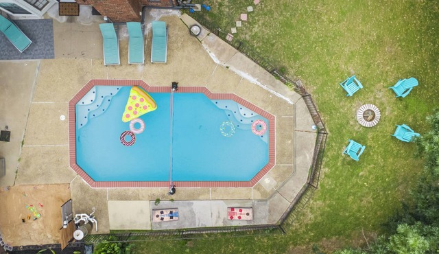 The Sandcastle: Pool - Games - BBQ - Big Yard