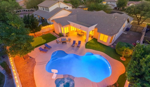The Thirsty Cactus: Spacious Oasis Pool & Spa