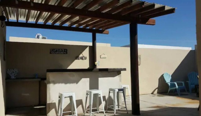 The Yacht Club! Backyard bar, games & fire pit!