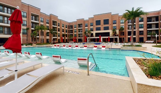 This apt located at 4th floor with lake view and 2 minutes from katy mills mall