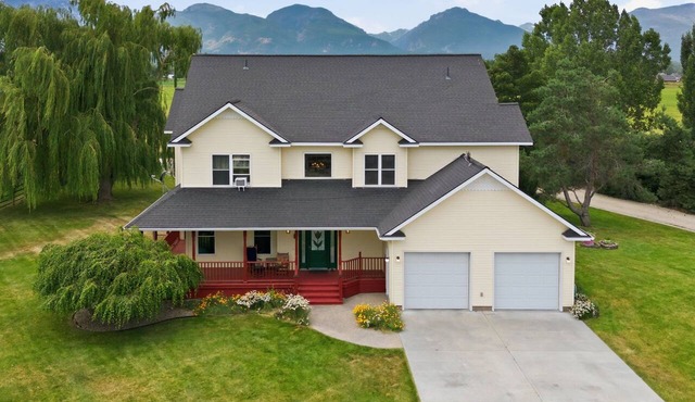 This Charming farmhous style home is situated just outside Corvallis Montana. The space is well appointed and with plenty of space to spread out, making it a great base for exploring the Bitterroot Valley with family and friends.