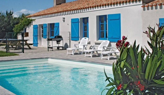 This ground-level vacation home welcomes its guests with a magnificent private pool and a spacious t in Bois de Cene