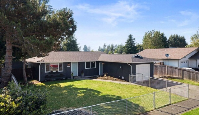 This house is a 3 bedroom(s), 1 bathrooms, located in Enumclaw, WA. in Enumclaw