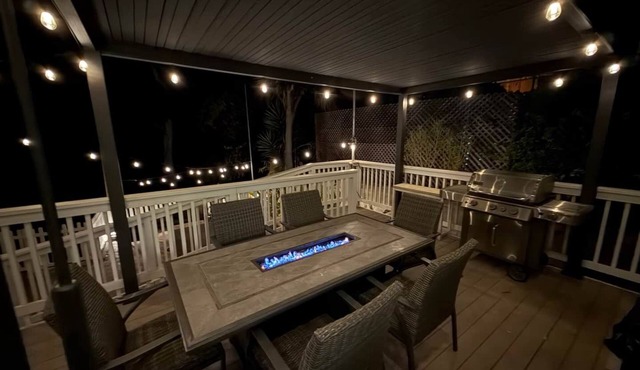 Three bedroom home on the hill with Hot Tub, Fire Table, BBQ and Golf Cart
