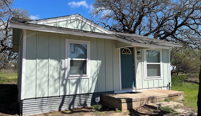 Tiny cabin 15 mins outside Abilene, TX. Quiet Country feel, close to amenities.