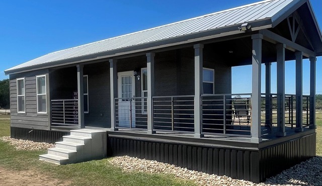 Tiny Home- Dog Friendly, Gated Yard