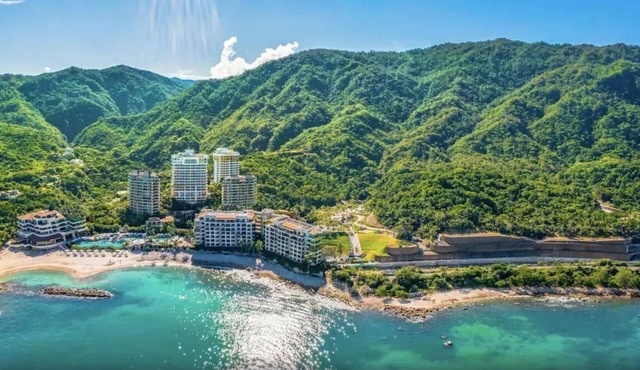 Top-Floor Grand Penthouse:360° Ocean and Jungle Views, Jacuzzi, Butler, No Fees!