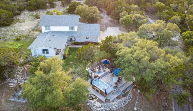 Top-rated! Gated 4-acre with game room, XL SwimSpa, Fire pit