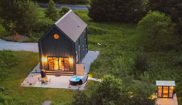 tranquil cabin on 5 private acres w/hot tub and sauna in Cascade