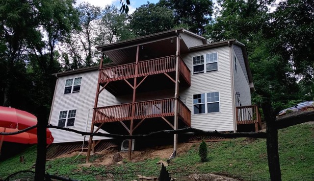 Tranquil Creekside Mountain View Getaway in Clyde