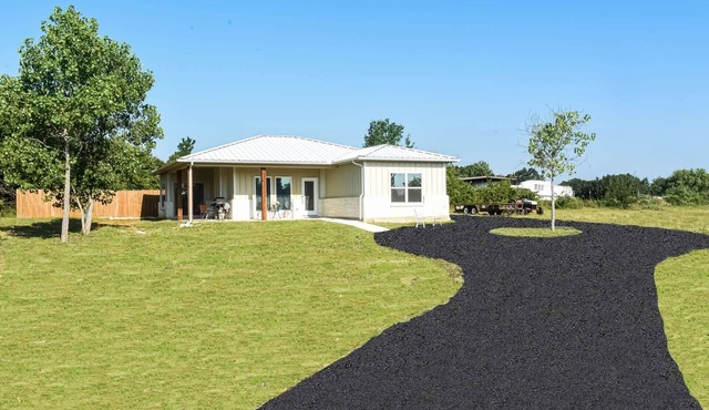 Tranquil Modern Cottage with Deck & Fire Pit - Gateway to Eagle Mountain Lake & Fort Worth
