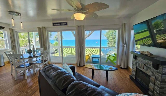 Tree-Top Lake-Front Cottage in Madison