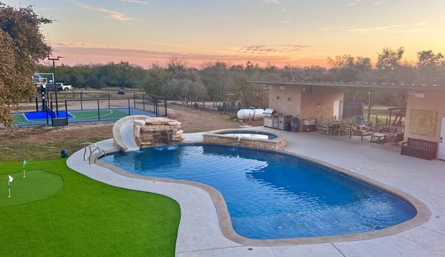 Tree Top Retreat-Pool-Playground-Brewery