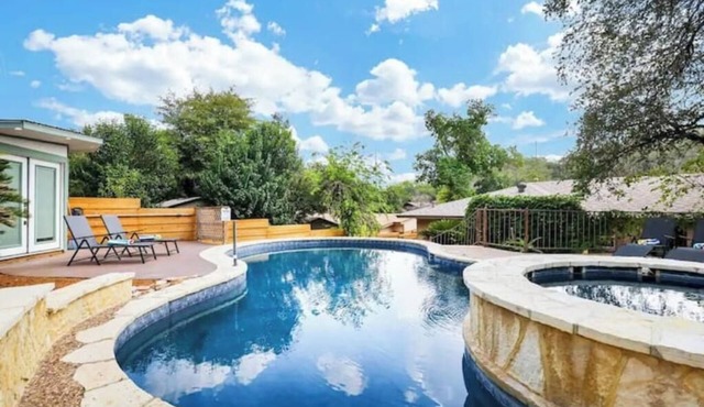 Tropical 7-Bed Escape with Heated Swimming Pool & Hot Tub in Central Location