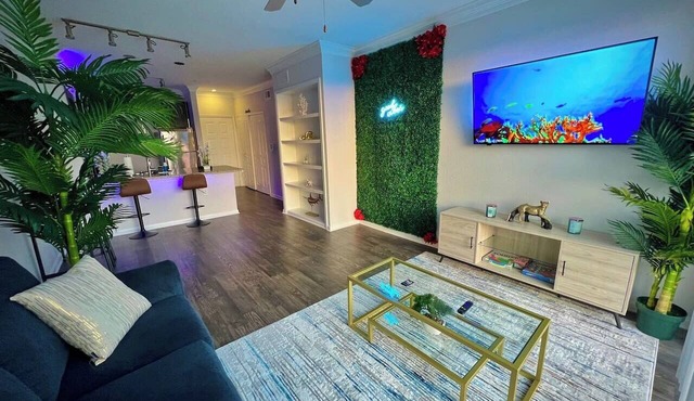 Tropical Breeze - 2BR - Major international sporting event - Walk to NRG - Pool - Gym - Sleep 6