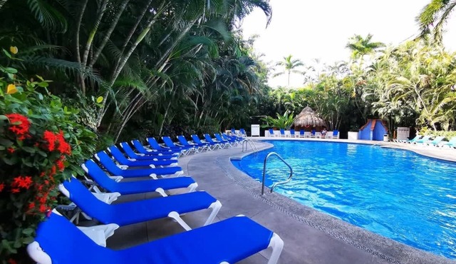 Tropical Lush Gardens, Great Pools & Location