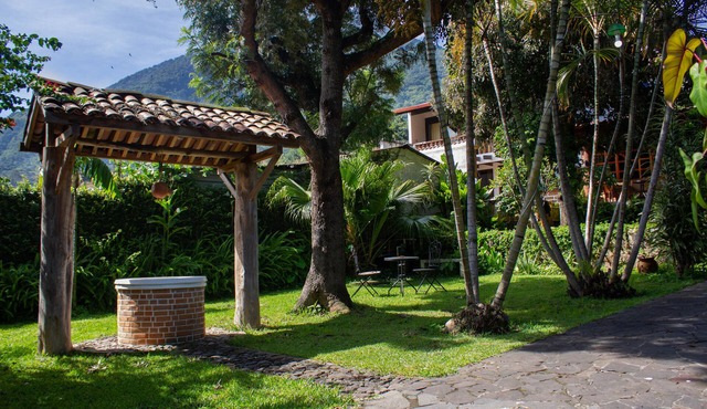 Tropical Oasis with Jacuzzi - Lush Garden and Lake View