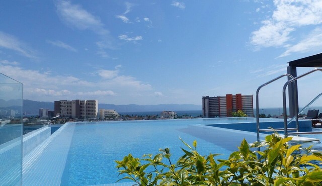 ✔ Tropical Oasis ★ Penthouse Condo ★ Pool ★ Ocean View ★ 2 Bedroom