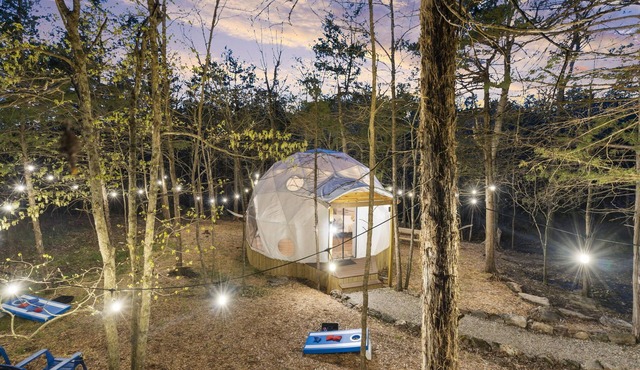 Ultimate Fall Getaway - Firepit, Hot Tub, Trails in Eagle Rock