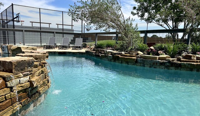 Ultimate Upscale Sports Retreat Near Houston. 42 Comfortable Beds.