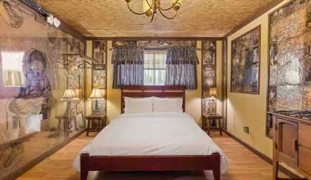 Unit 6 Fun Whimsical 2-Bedroom Stay by the River!