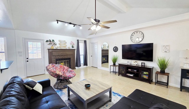 Updated 3-bd 2 bath house in South Abi with 2 King, 1 Queen, 1 twin rollaway bed