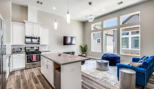 Upscale 2 story home by the Galleria!