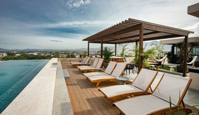 Upscale 2BR Home + Rooftop Pool