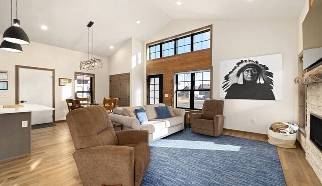 Upscale Mountain Retreat | Private Hot Tub