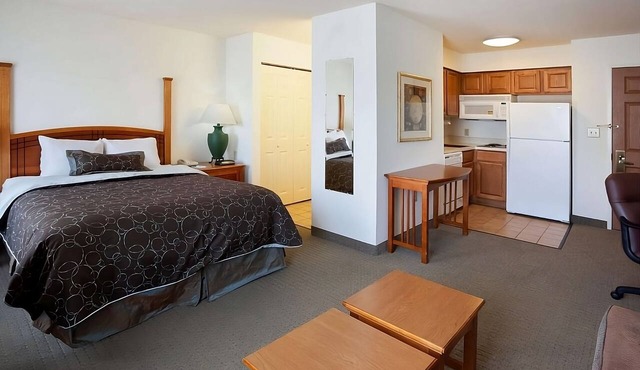 Urban Retreat | 3 Suites with Kitchens | Free Breakfast | Pool