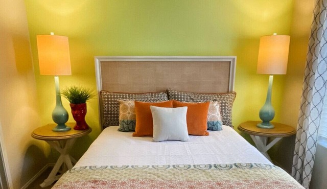 Vibrant Relaxing Retreat Fully Stocked Apartment