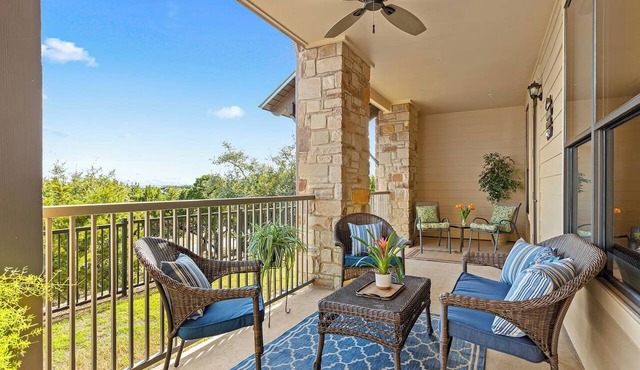 Villa in Hollows Resort - Large Balcony w/views! Pool!