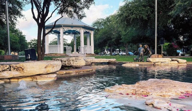 Vintage Hill Country Haven: Queen Studio with Pool