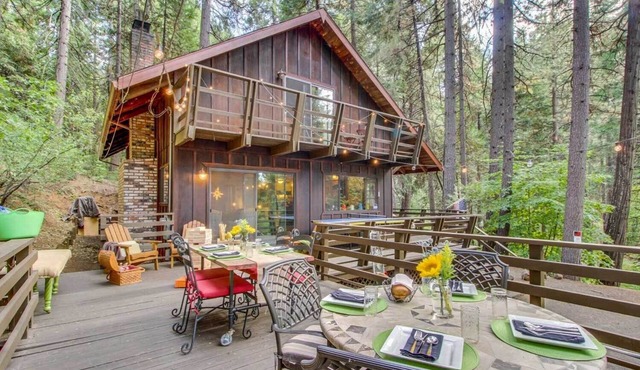Walk Downtown: Arnold Cabin w/Large Deck!