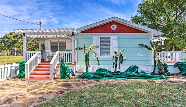 Walk to Cedar Creek Reservoir: Home w/Fire Pit!