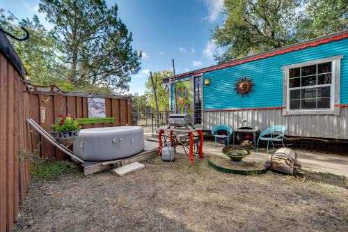 Walk to Lake Travis: Austin Tiny Home w/Hot Tub!