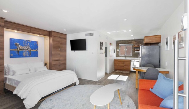 Walkable DTPH Studio w/Pool and Parking