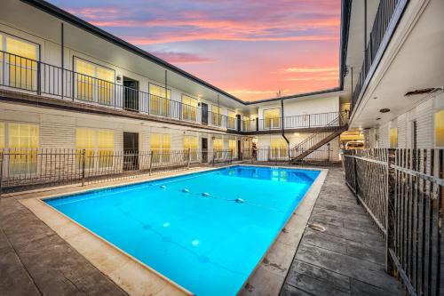 Warm Heights 2BR with Pool & Free Parking