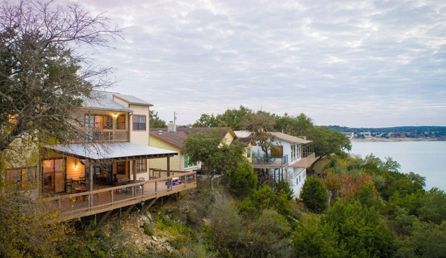 Water's Edge Retreat: CL Waterfront + 2 Living Areas + Ping Pong + Covered Deck + Vast Master Suite
