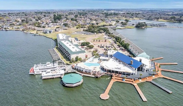 WATERFRONT 2/2 CONDO BOAT DOCK/SLIP RESTAURANT KAYAK AMENITIES GRD. FL Sleeps 8