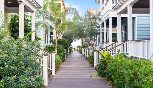 Waterfront Community with Private Pier + Pool
